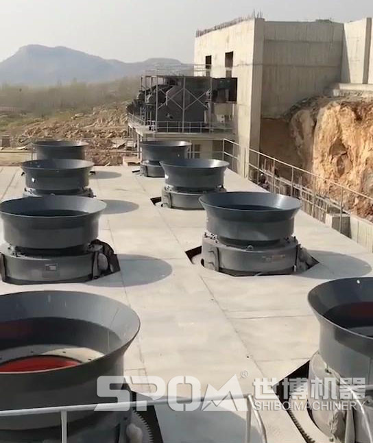 多臺液壓巖石圓錐機，現場(chǎng)圖
