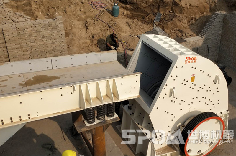 1512重錘破碎機現場(chǎng)圖，進(jìn)料口細節圖