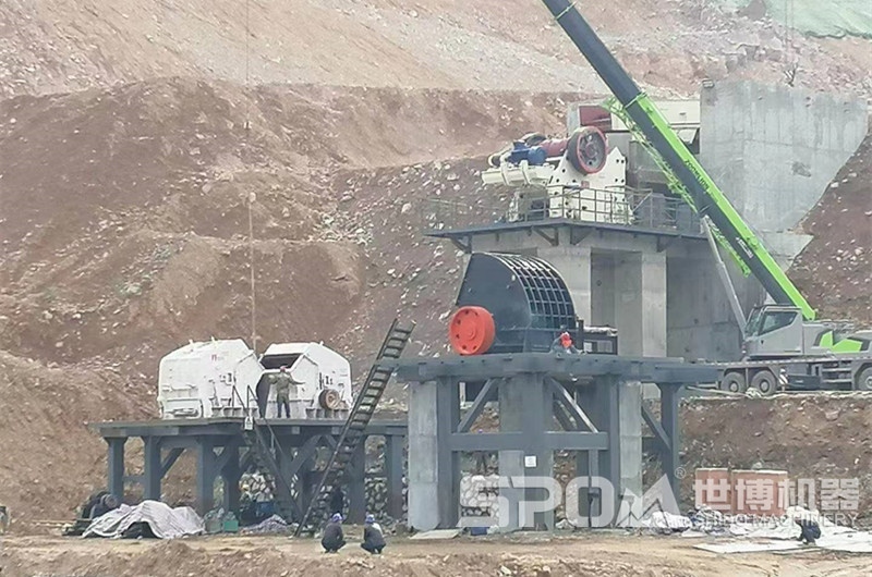 顎破、反擊破、重錘破安裝現場(chǎng)，根據現場(chǎng)地形高低布置