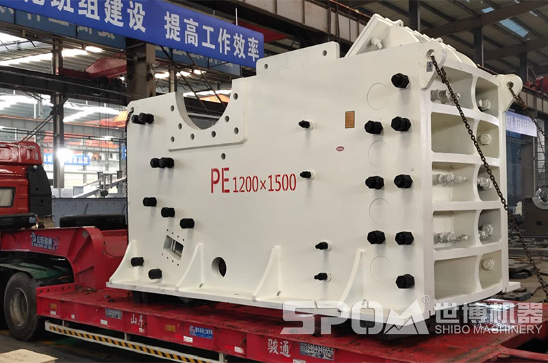大型一破鄂破破碎機裝車(chē)發(fā)貨