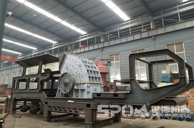 世博移動(dòng)重錘破碎機生產(chǎn)車(chē)間