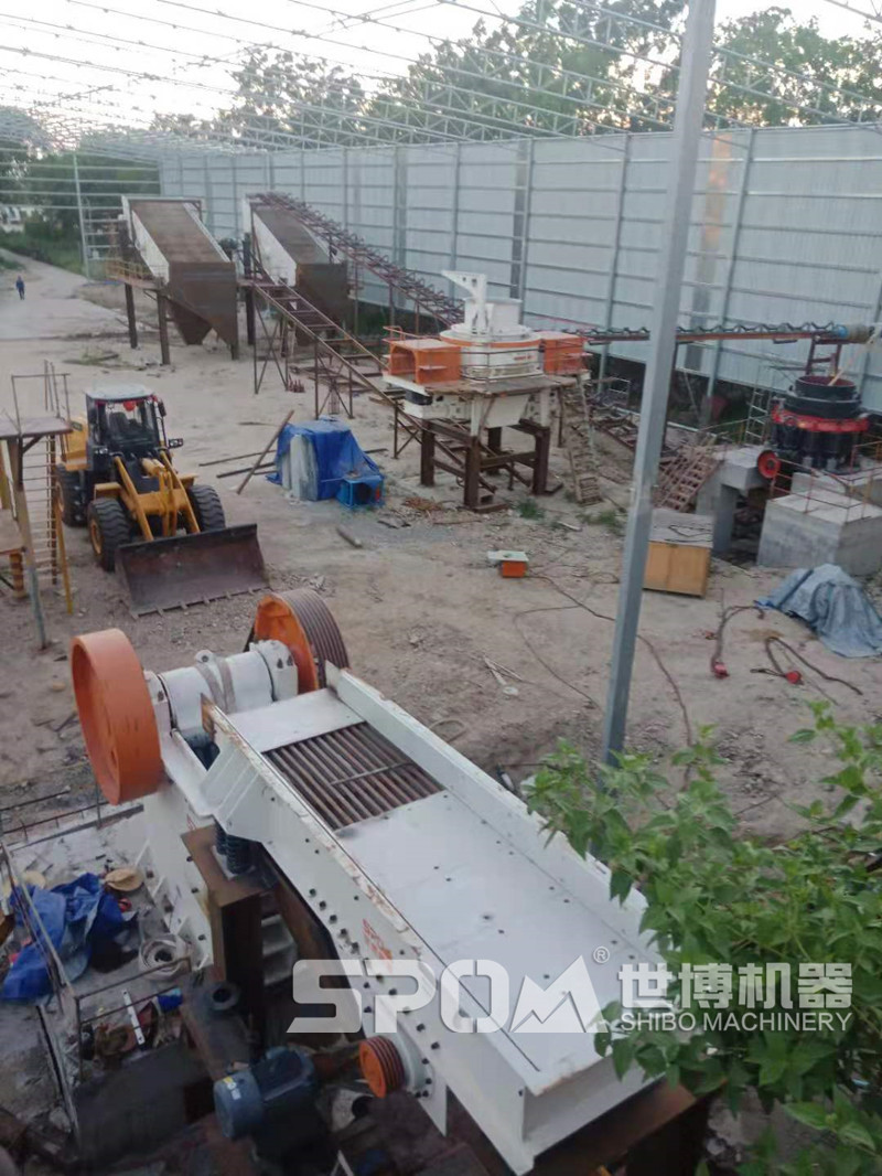 河卵石破碎制砂現場(chǎng)圖