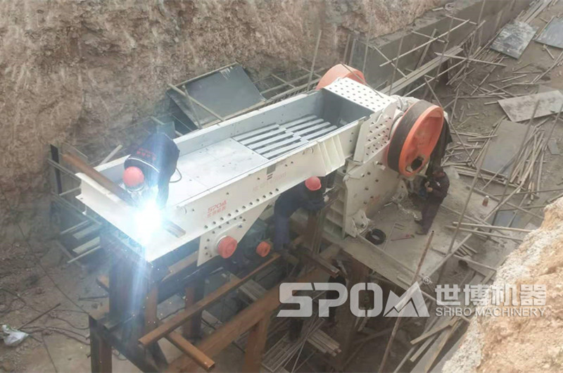 1215顎破和給料機安裝現場(chǎng)
