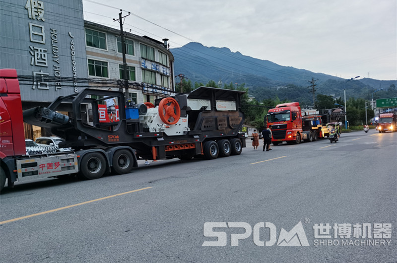 粗骨料移動(dòng)顎式破碎機發(fā)貨上路